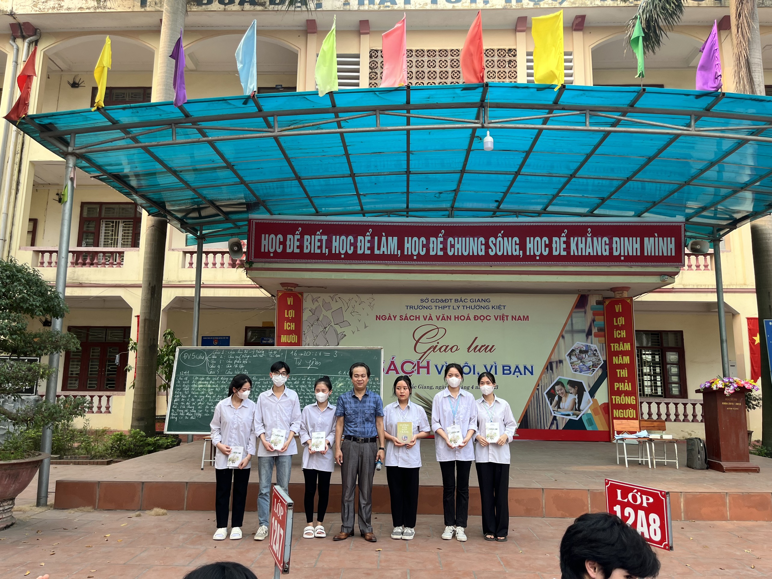 Trường THPT Lý Thường Kiệt tổ chức hoạt động ngoại khoá “Giao lưu Sách vì tôi, vì bạn” nhân Ngày...