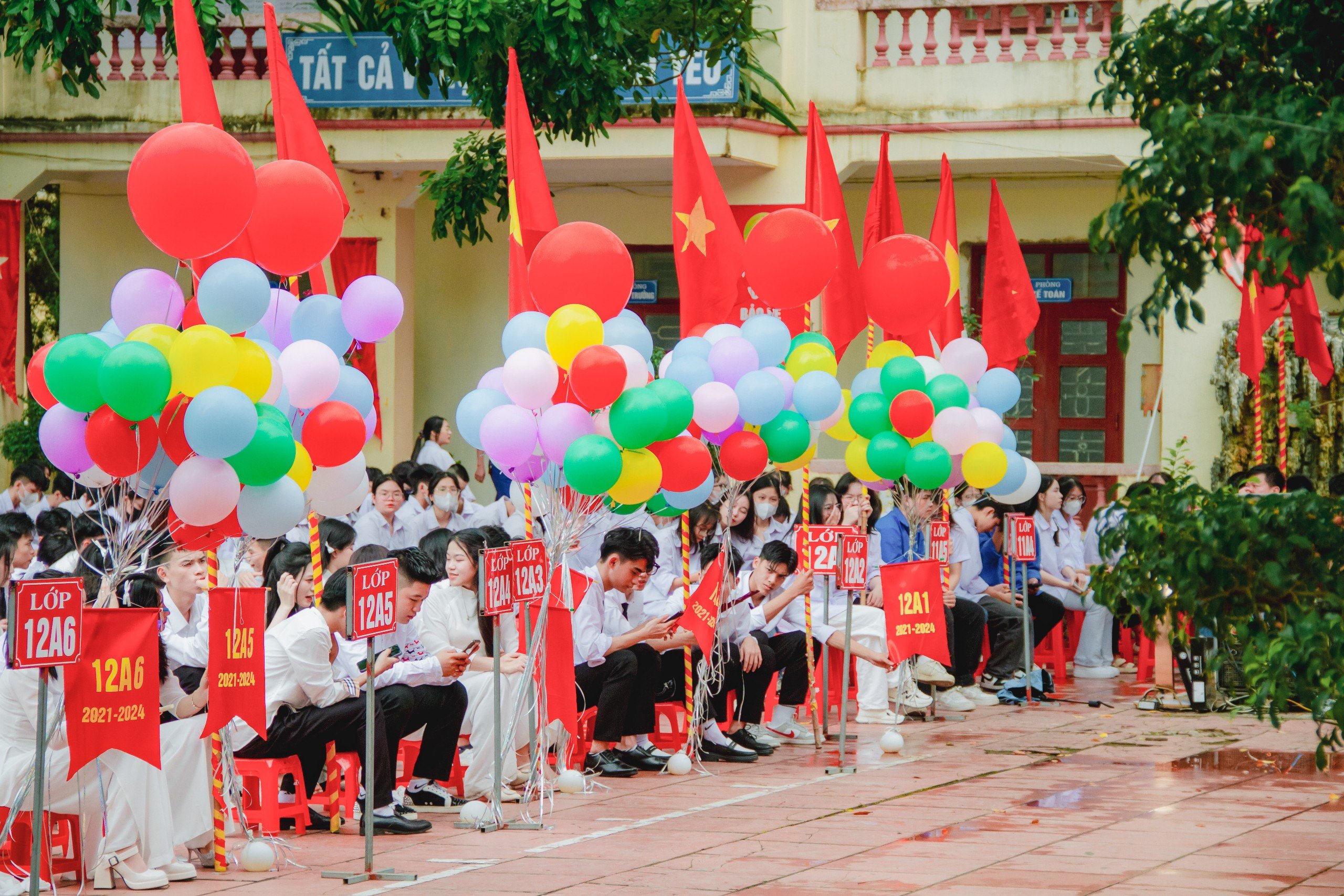 LỄ BẾ GIẢNG NĂM HỌC 2023-2024  TUYÊN DƯƠNG HỌC SINH “BA TỐT”  HỌC SINH LỚP 12 TRI ÂN THẦY CÔ VÀ...