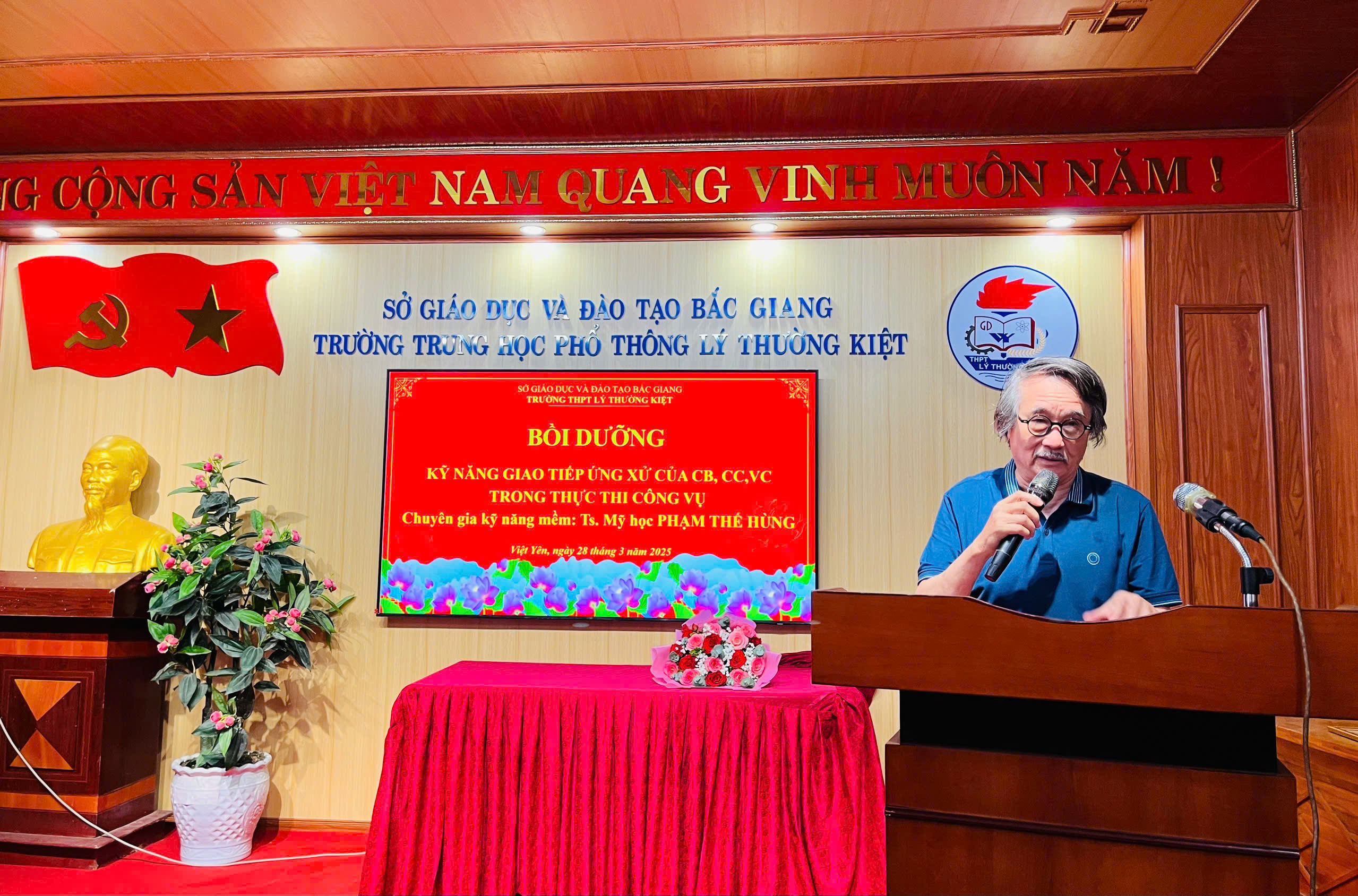 Bồi dưỡng kĩ năng giao tiếp, ứng xử của CBGVNV trong thực thi công vụ