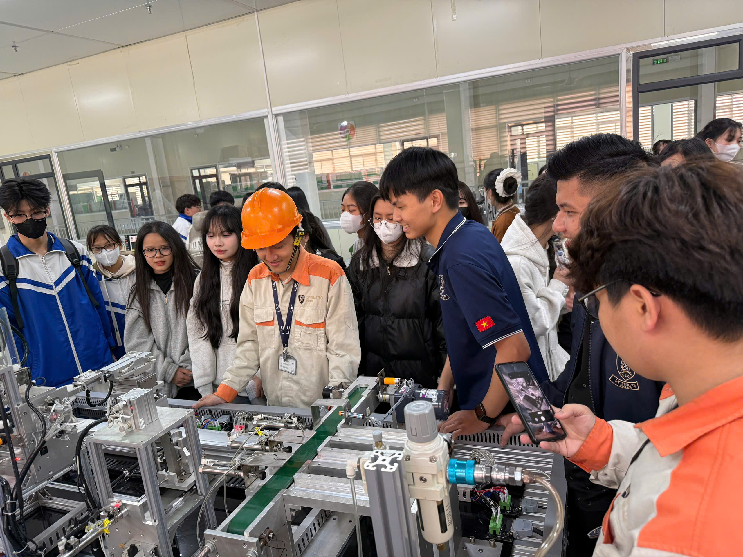 Chương trình trải nghiệm “ Một ngày làm sinh viên” tại trường Cao Đẳng Lý Thái Tổ