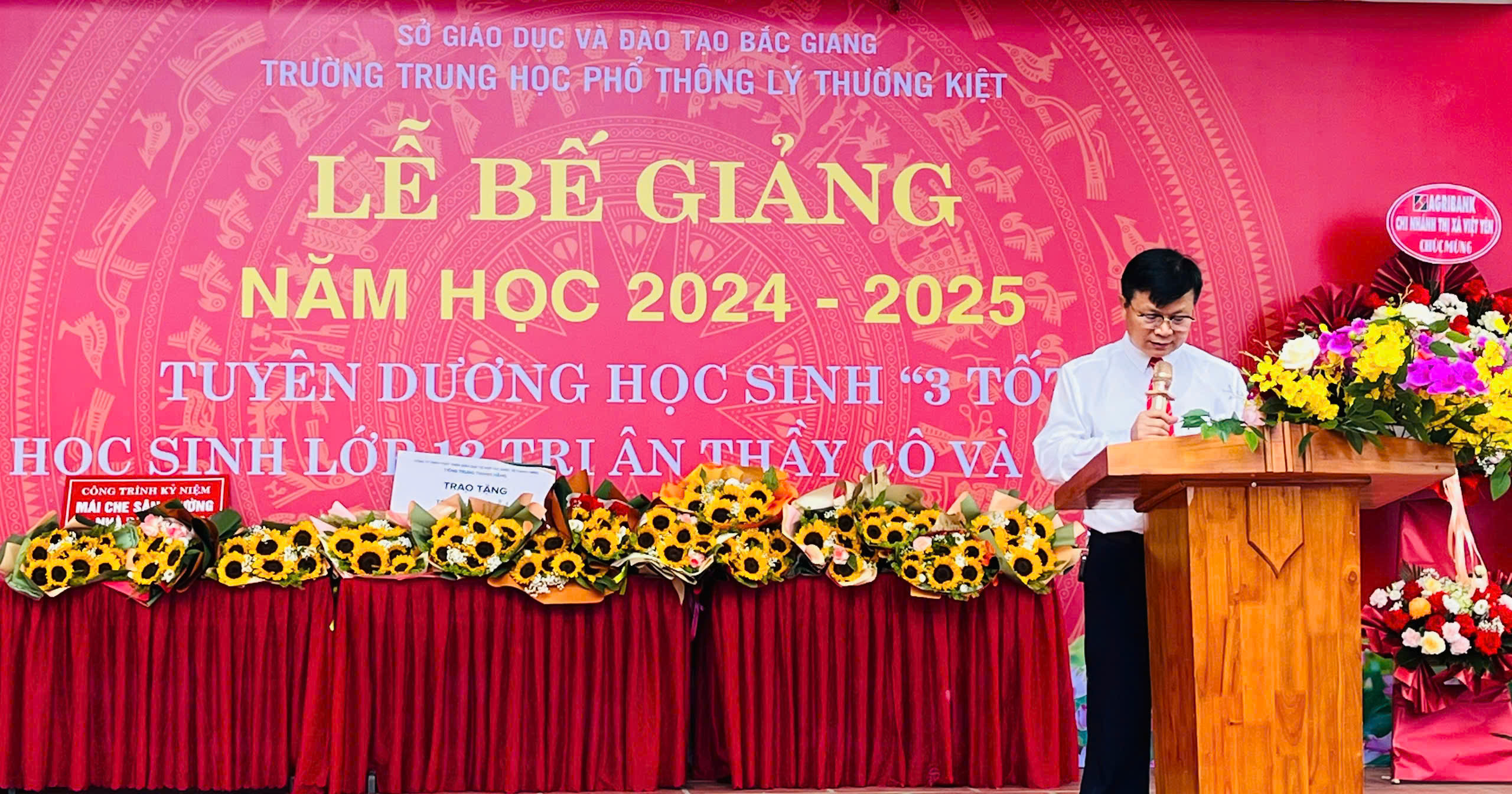LỄ BẾ GIẢNG NĂM HỌC 2024-2025 TUYÊN DƯƠNG HỌC SINH 3 TỐT HỌC SINH LỚP 12 TRI ÂN THẦY CÔ VÀ CHA MẸ