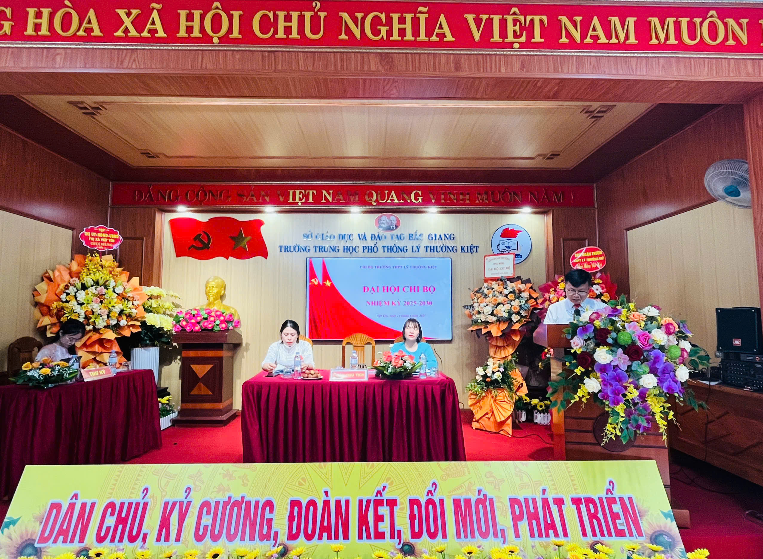 ĐẠI HỘI CHI BỘ TRƯỜNG THPT LÝ THƯỜNG KIỆT NHIỆM KỲ 2025-2030