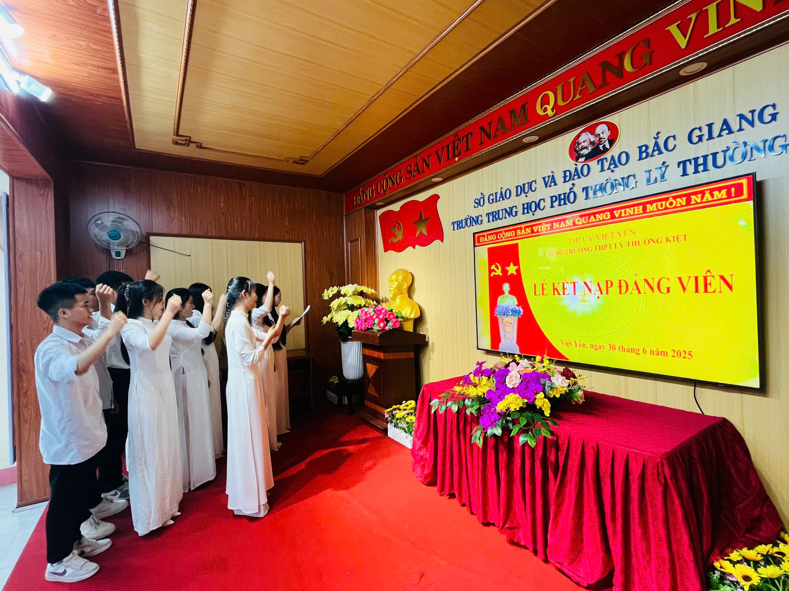 Lễ kết nạp Đảng viên mới