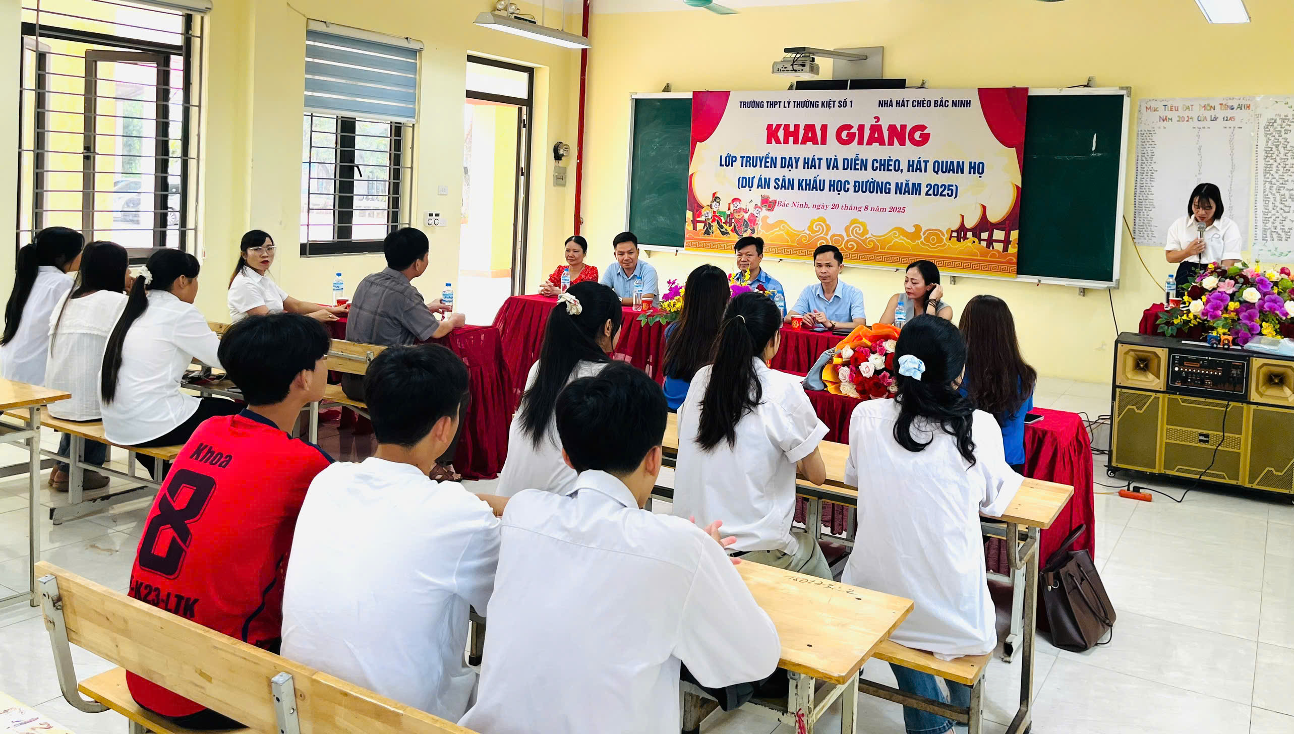 TRƯỜNG THPT LÝ THƯỜNG KIỆT SỐ 1 KHAI GIẢNG LỚP TRUYỀN DẠY HÁT VÀ DIỄN CHÈO, HÁT QUAN HỌ