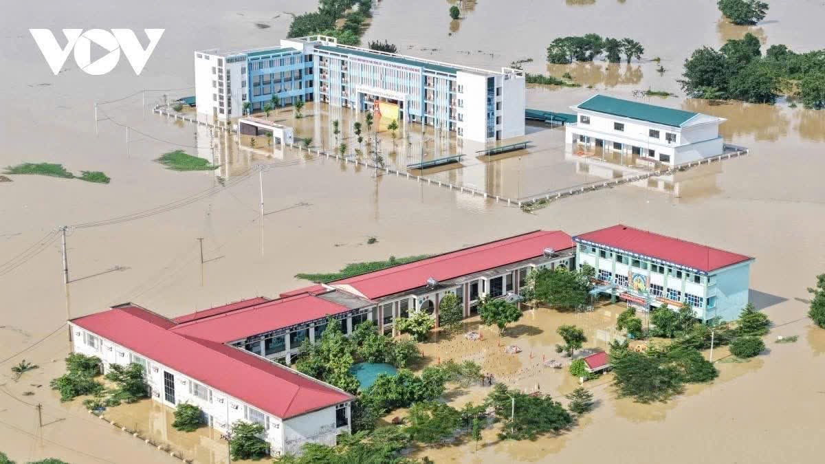 TRƯỜNG THPT LÝ THƯỜNG KIỆT SỐ 1: HÀNH ĐỘNG KỊP THỜI, TẬN TÌNH HỖ TRỢ HỌC SINH VÙNG LŨ, THẮP SÁNG...