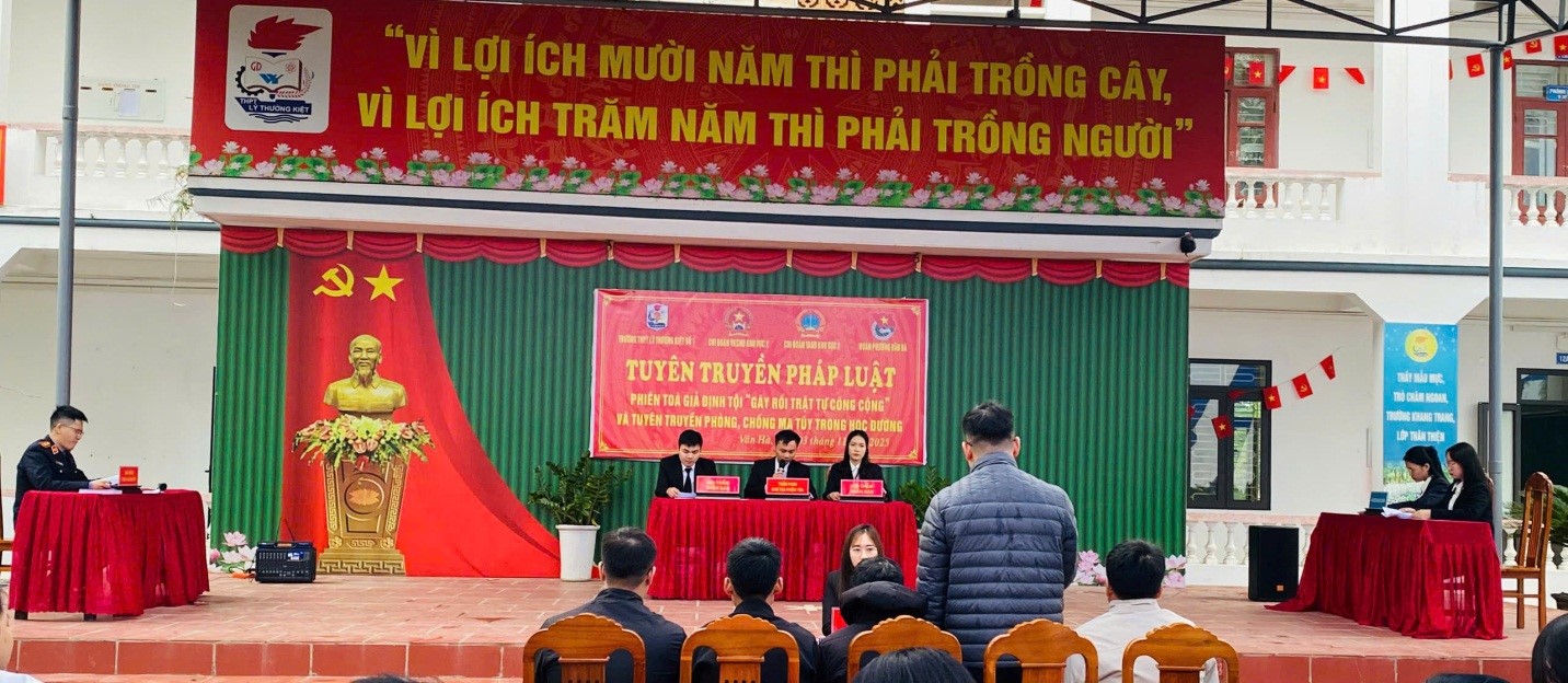 TRƯỜNG THPT LÝ THƯỜNG KIỆT SỐ 1 TỔ CHỨC CHƯƠNG TRÌNH TUYÊN TRUYỀN PHÁP LUẬT DƯỚI HÌNH THỨC PHIÊN...