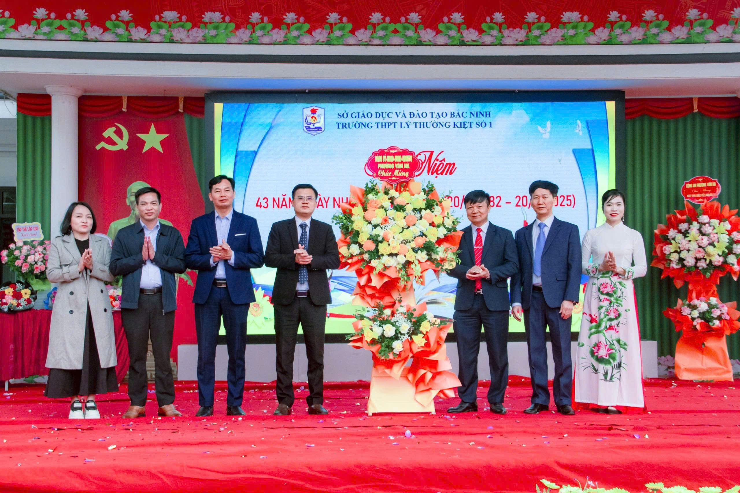 TRƯỜNG THPT LÝ THƯỜNG KIỆT SỐ 1 BẮC NINH: KỶ NIỆM 43 NĂM NGÀY NHÀ GIÁO VIỆT NAM - TÔN VINH NGUYÊN...