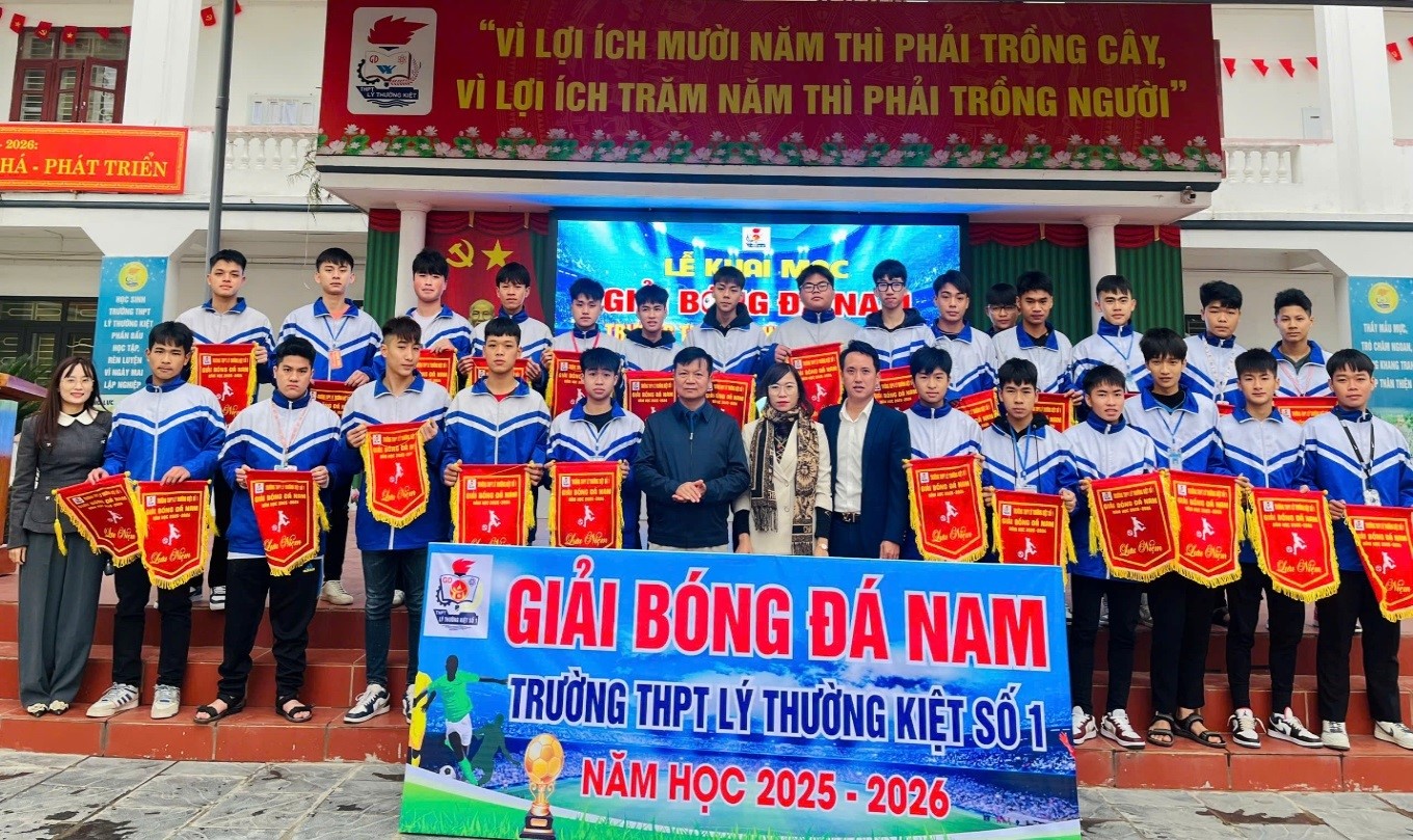 LỄ KHAI MẠC GIẢI BÓNG ĐÁ NAM CẤP TRƯỜNG NĂM HỌC...|https://thptlythuongkiet.edu.vn/chi-tiet-tin-tuc/-/asset_publisher/8tbjNoHGVxpT/content/le-khai-mac-giai-bong-a-nam-cap-truong-nam-hoc-2025-2026