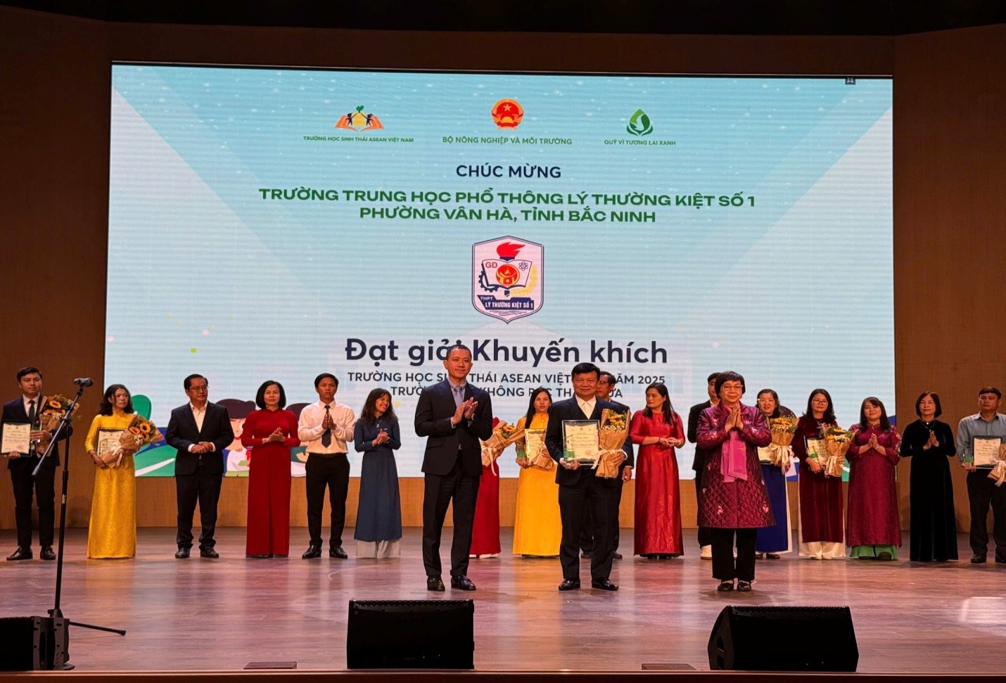 TRƯỜNG THPT LÝ THƯỜNG KIỆT SỐ 1 VINH DỰ ĐẠT GIẢI KHUYẾN KHÍCH CUỘC THI “TRƯỜNG HỌC SINH THÁI ASEAN VIỆT NAM NĂM 2025 - TRƯỜNG HỌC KHÔNG RÁC THẢI NHỰA”