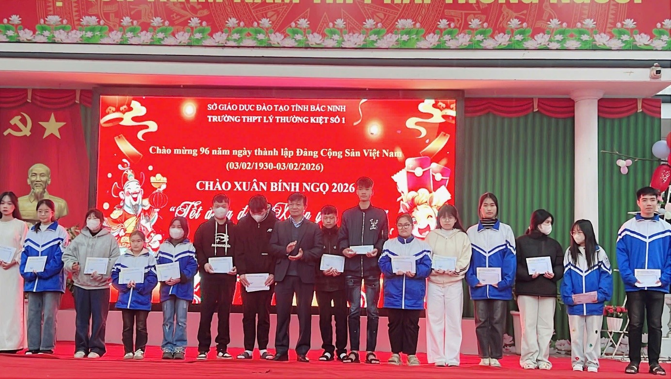 TRƯỜNG THPT LÝ THƯỜNG KIỆT SỐ 1 RỘN RÀNG TỔ CHỨC CÁC HOẠT ĐỘNG CHÀO MỪNG 96 NĂM NGÀY THÀNH LẬP...