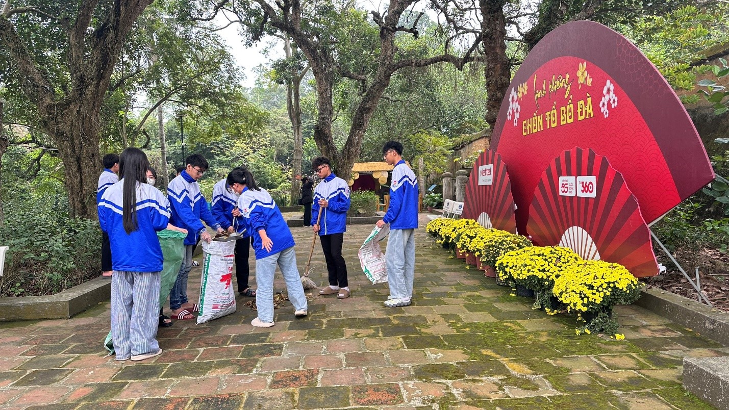 THẦY VÀ TRÒ NHÀ TRƯỜNG CHUNG TAY CHĂM SÓC KHU DI TÍCH, XÂY DỰNG MÔI TRƯỜNG CẢNH QUAN TRƯỜNG HỌC...|https://thptlythuongkiet.edu.vn/chi-tiet-tin-tuc/-/asset_publisher/8tbjNoHGVxpT/content/thay-va-tro-nha-truong-chung-tay-cham-soc-khu-di-tich-xay-dung-moi-truong-canh-quan-truong-hoc-sang-xanh-sach-ep-an-toan-mung-ang-mung-xuan-on-tet-bin