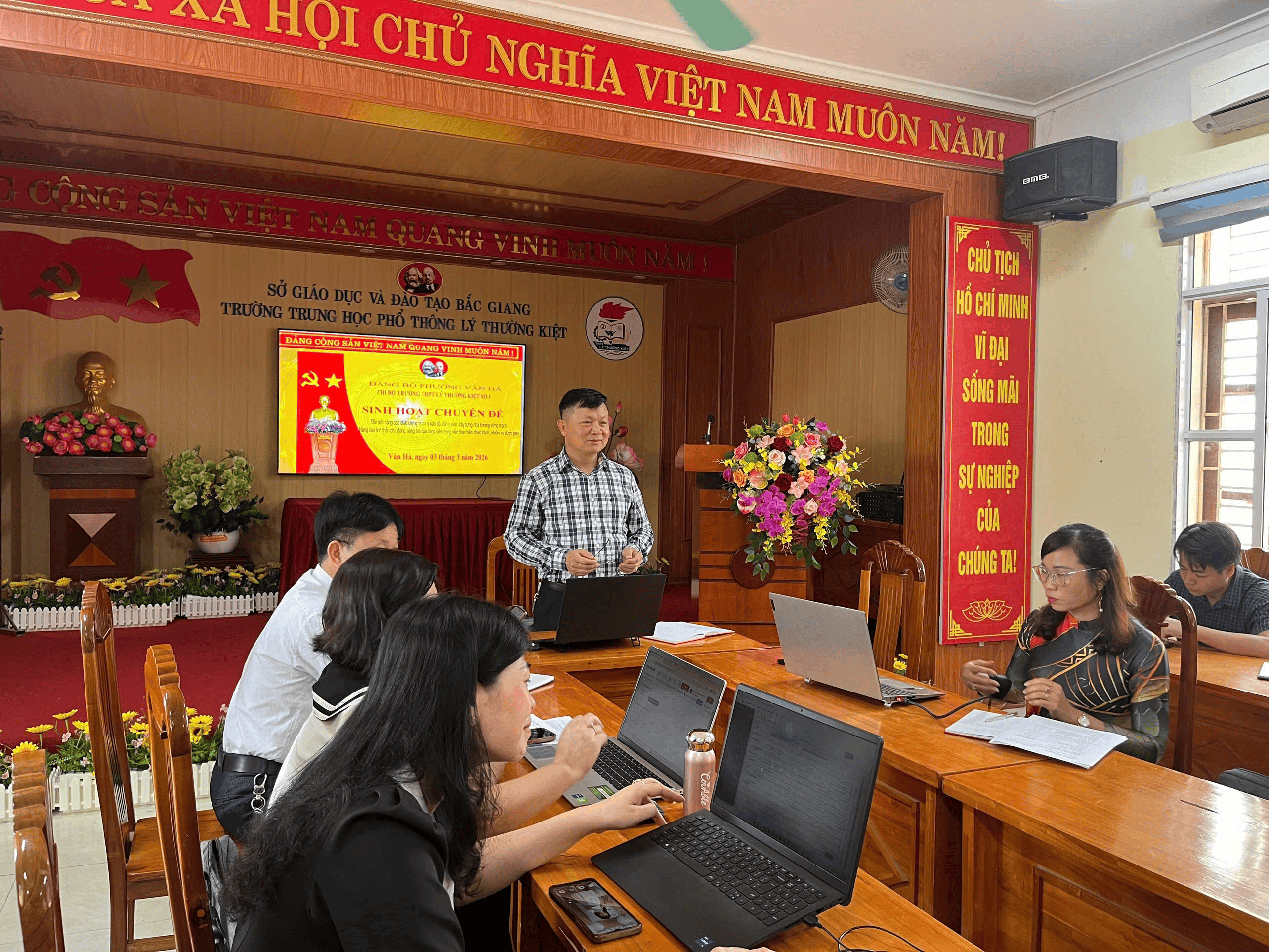 CHI BỘ THPT LÝ THƯỜNG KIỆT SỐ 1 SINH HOẠT CHUYÊN ĐỀ QUÝ I : TẬP TRUNG ĐỔI MỚI CÔNG TÁC QUẢN LÝ,...