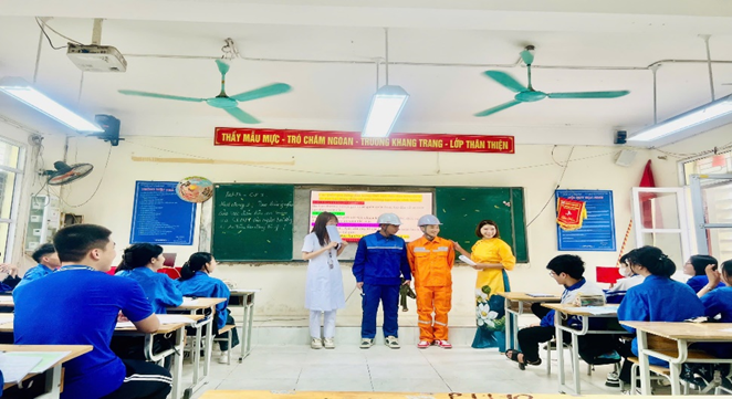 SÔI NỔI PHONG TRÀO THI GIÁO VIÊN CHỦ NHIỆM LỚP GIỎI CẤP TRƯỜNG CỦA TỔ VẬT LÝ – TIN HỌC TRƯỜNG...