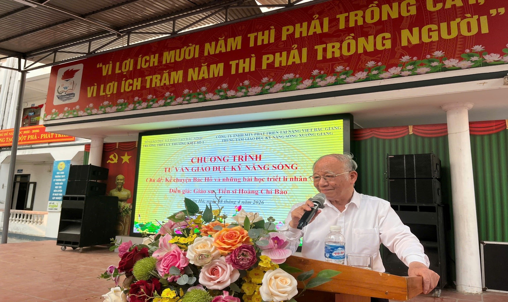 KỂ CHUYỆN BÁC HỒ VÀ NHỮNG BÀI HỌC TRIẾT LÍ NHÂN SINH