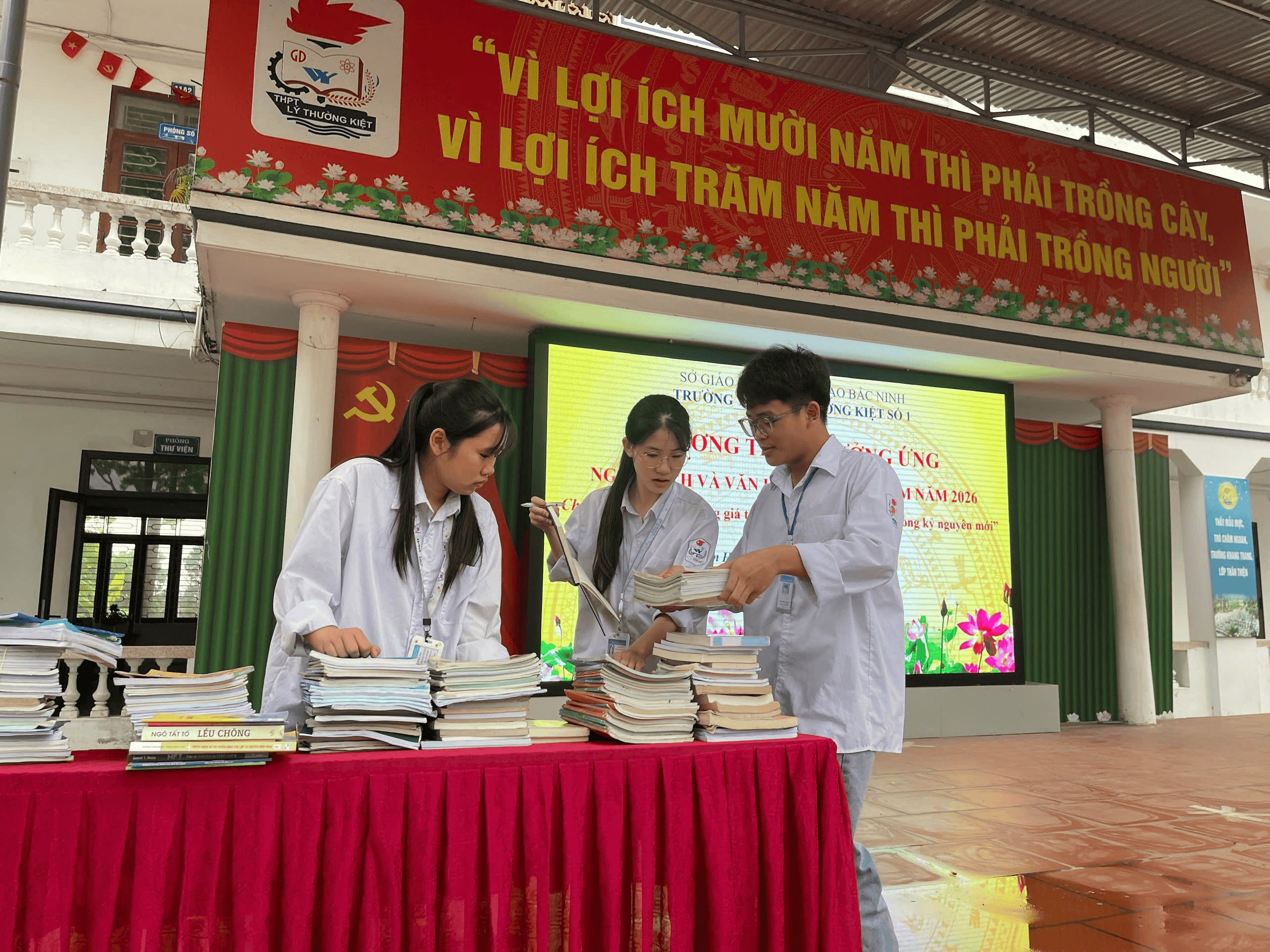 TRƯỜNG THPT LÝ THƯỜNG KIỆT SỐ 1 TỔ CHỨC CHUỖI CÁC HOẠT ĐỘNG HƯỞNG ỨNG NGÀY SÁCH VÀ VĂN HÓA ĐỌC...
