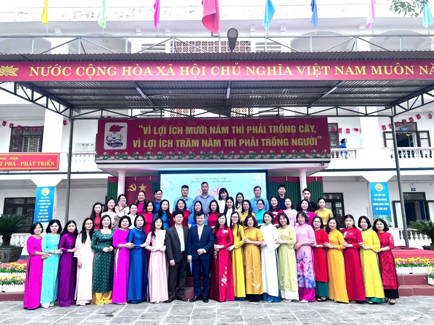 NHỮNG GIẢI PHÁP THIẾT THỰC NÂNG CAO CHẤT LƯỢNG GIÁO DỤC CỦA TRƯỜNG THPT LÝ THƯỜNG KIỆT SỐ 1