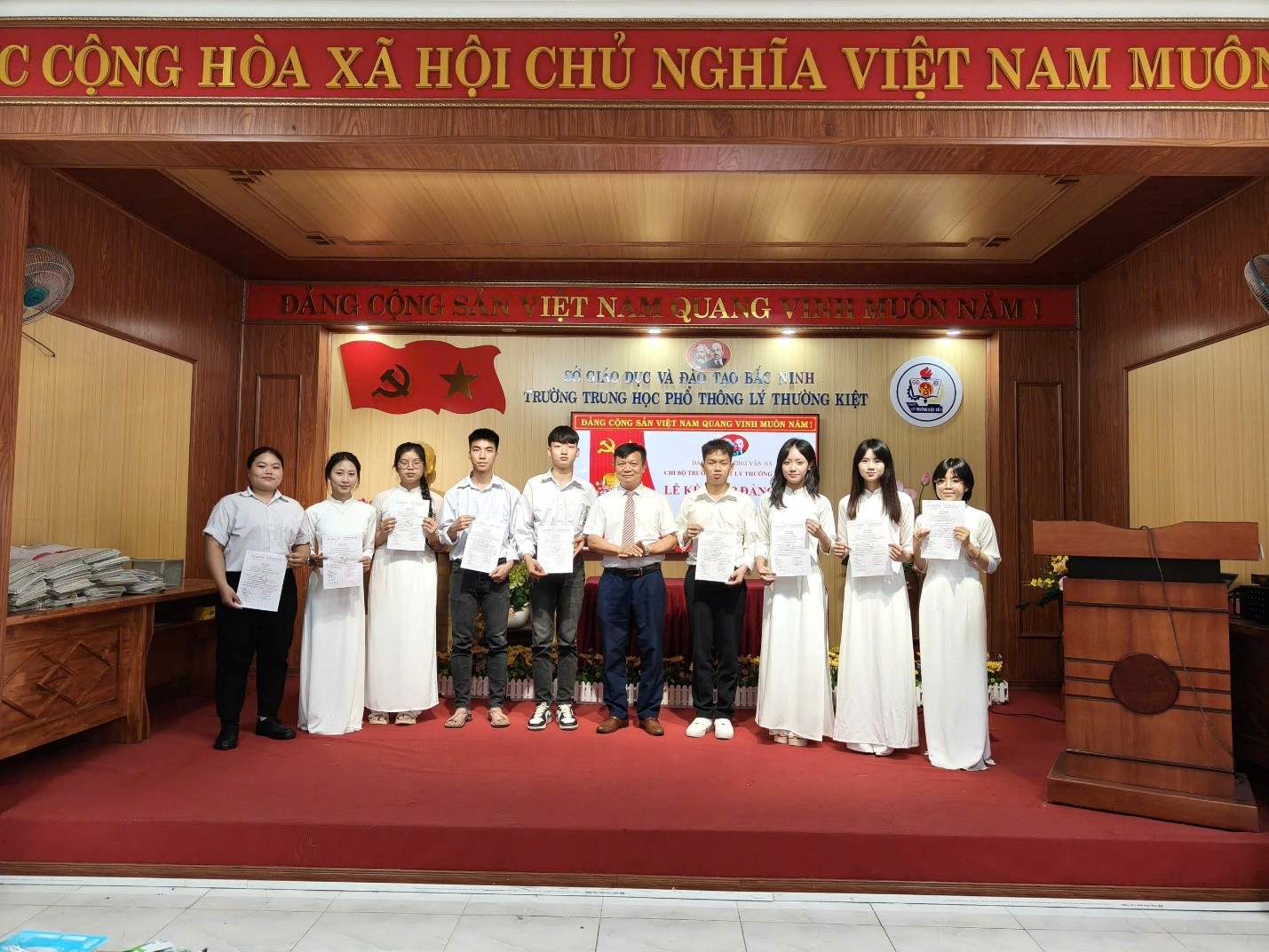 ĐẨY MẠNH CÔNG TÁC PHÁT TRIỂN ĐẢNG TRONG HỌC...|https://thptlythuongkiet.edu.vn/chi-tiet-tin-tuc/-/asset_publisher/8tbjNoHGVxpT/content/-ay-manh-cong-tac-phat-trien-ang-trong-hoc-sinh-chi-bo-truong-thpt-ly-thuong-kiet-so-1-ket-nap-14-ang-vien-la-hoc-sinh-uu-tu-trong-6-thang-au-nam-2026