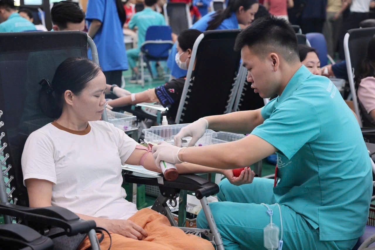 GƯƠNG NGƯỜI TỐT, VIỆC TỐT – NHỮNG TẤM LÒNG VÀNG...|https://thptlythuongkiet.edu.vn/chi-tiet-tin-tuc/-/asset_publisher/8tbjNoHGVxpT/content/guong-nguoi-tot-viec-tot-nhung-tam-long-vang-giua-oi-thuong