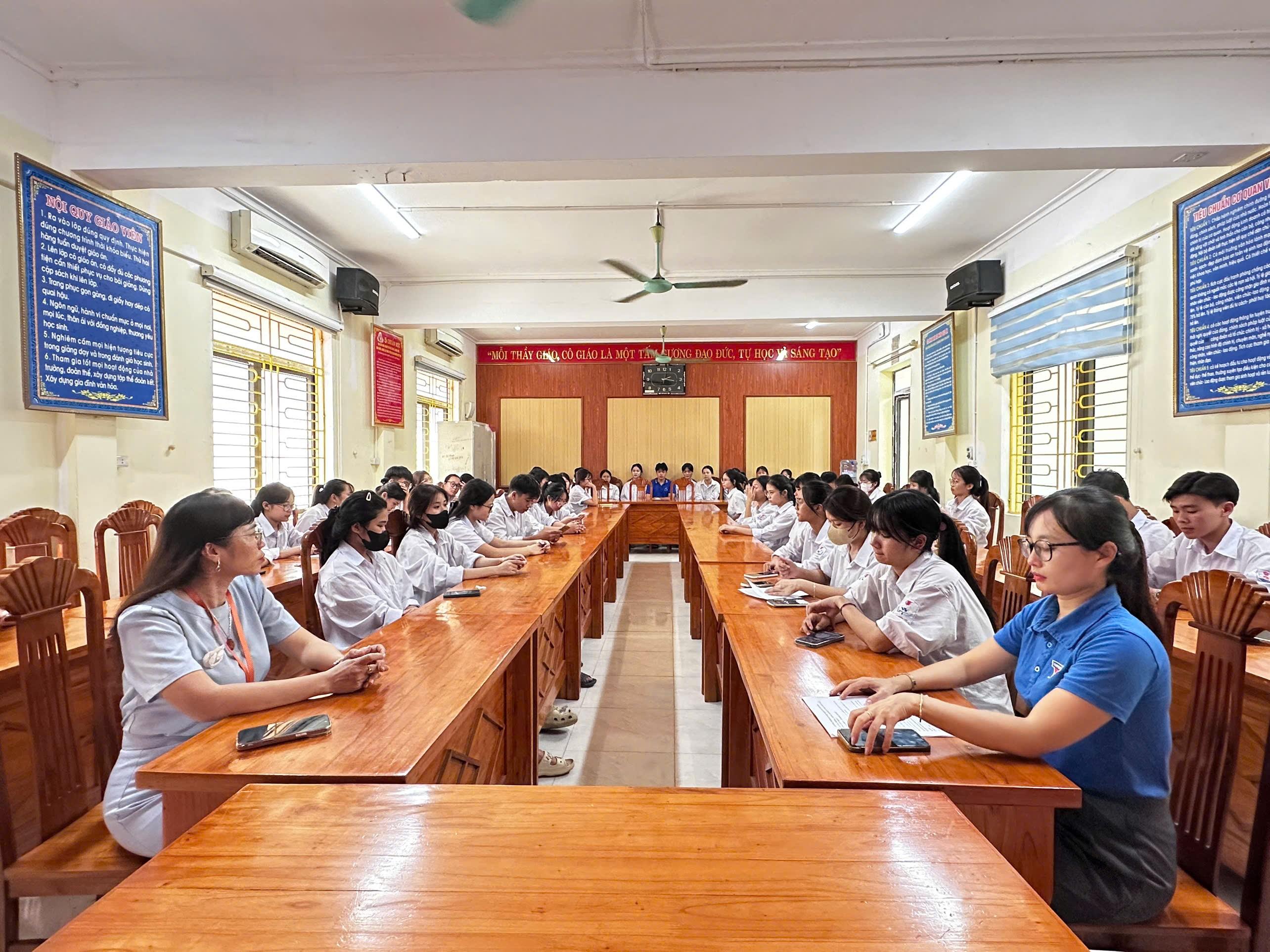 ĐOÀN TRƯỜNG THPT LÝ THƯỜNG KIỆT SỐ 1 RA MẮT  MÔ...|https://thptlythuongkiet.edu.vn/chi-tiet-tin-tuc/-/asset_publisher/8tbjNoHGVxpT/content/-oan-truong-thpt-ly-thuong-kiet-so-1-ra-mat-mo-hinh-tuyen-truyen-phong-chong-toi-pham-vi-pham-phap-luat-tren-khong-gian-mang