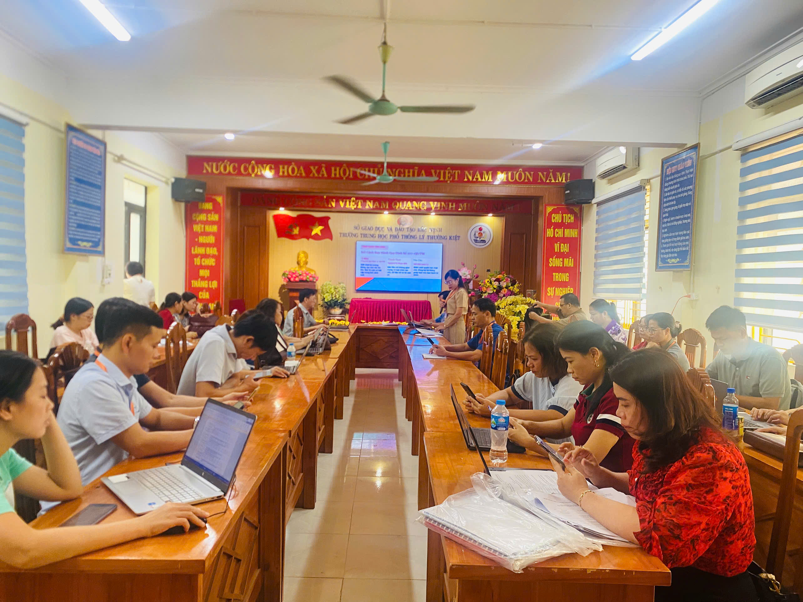 SINH HOẠT CHÍNH TRỊ  CHUYÊN ĐỀ: NÂNG CAO NHẬN...|https://thptlythuongkiet.edu.vn/chi-tiet-tin-tuc/-/asset_publisher/8tbjNoHGVxpT/content/sinh-hoat-chinh-tri-chuyen-e-nang-cao-nhan-thuc-va-trach-nhiem-cua-can-bo-ang-vien-chi-bo-truong-thpt-ly-thuong-kiet-so-1