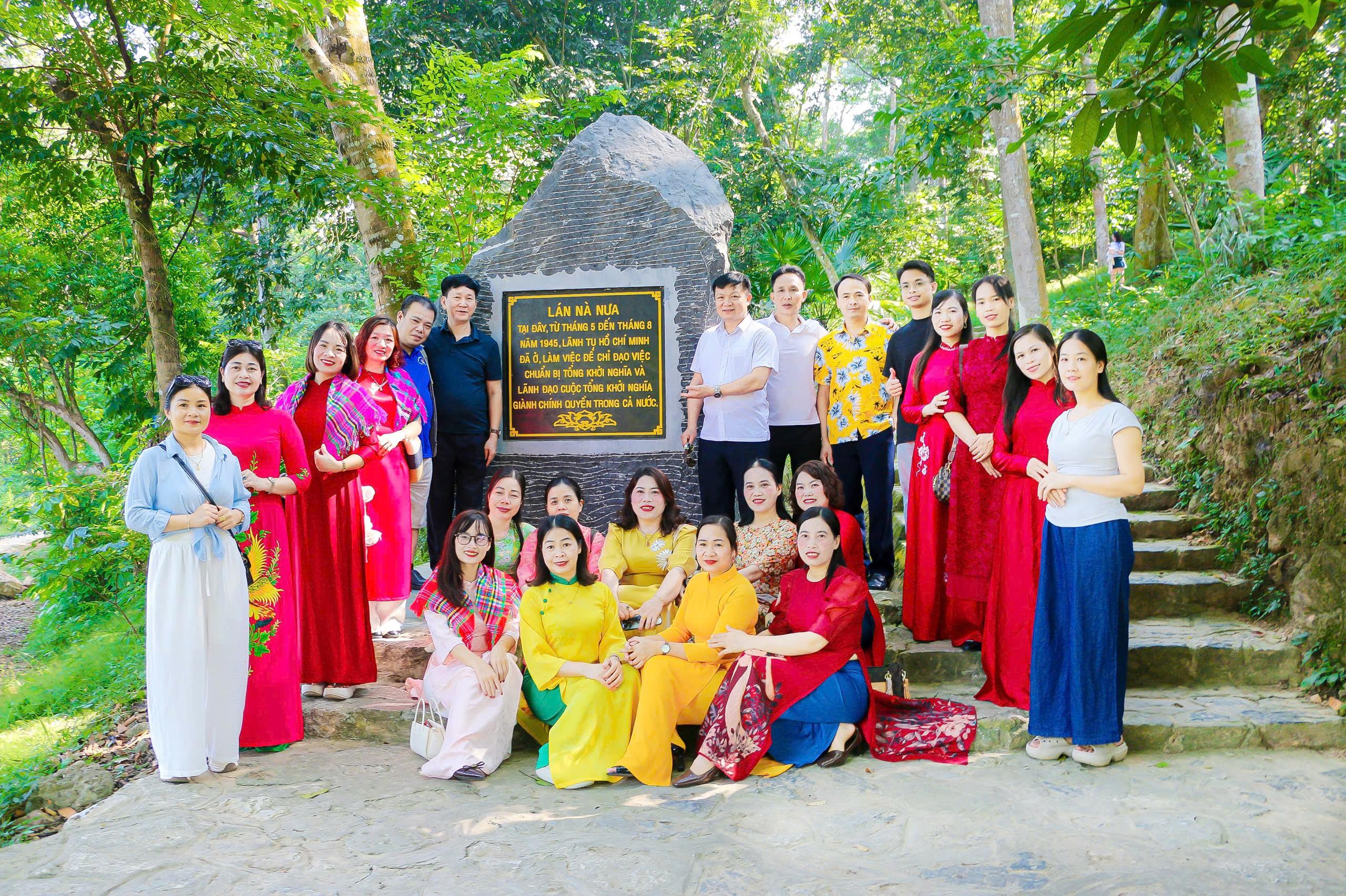 TRƯỜNG THPT LÝ THƯỜNG KIỆT SỐ 1: TỰ HÀO HÀNH TRÌNH VỀ NGUỒN TẠI THỦ ĐÔ KHÁNG CHIẾN TÂN TRÀO -...|https://thptlythuongkiet.edu.vn/chi-tiet-tin-tuc/-/asset_publisher/8tbjNoHGVxpT/content/truong-thpt-ly-thuong-kiet-so-1-tu-hao-hanh-trinh-ve-nguon-tai-thu-o-khang-chien-tan-trao-chuong-trinh-gan-ket-yeu-thuong