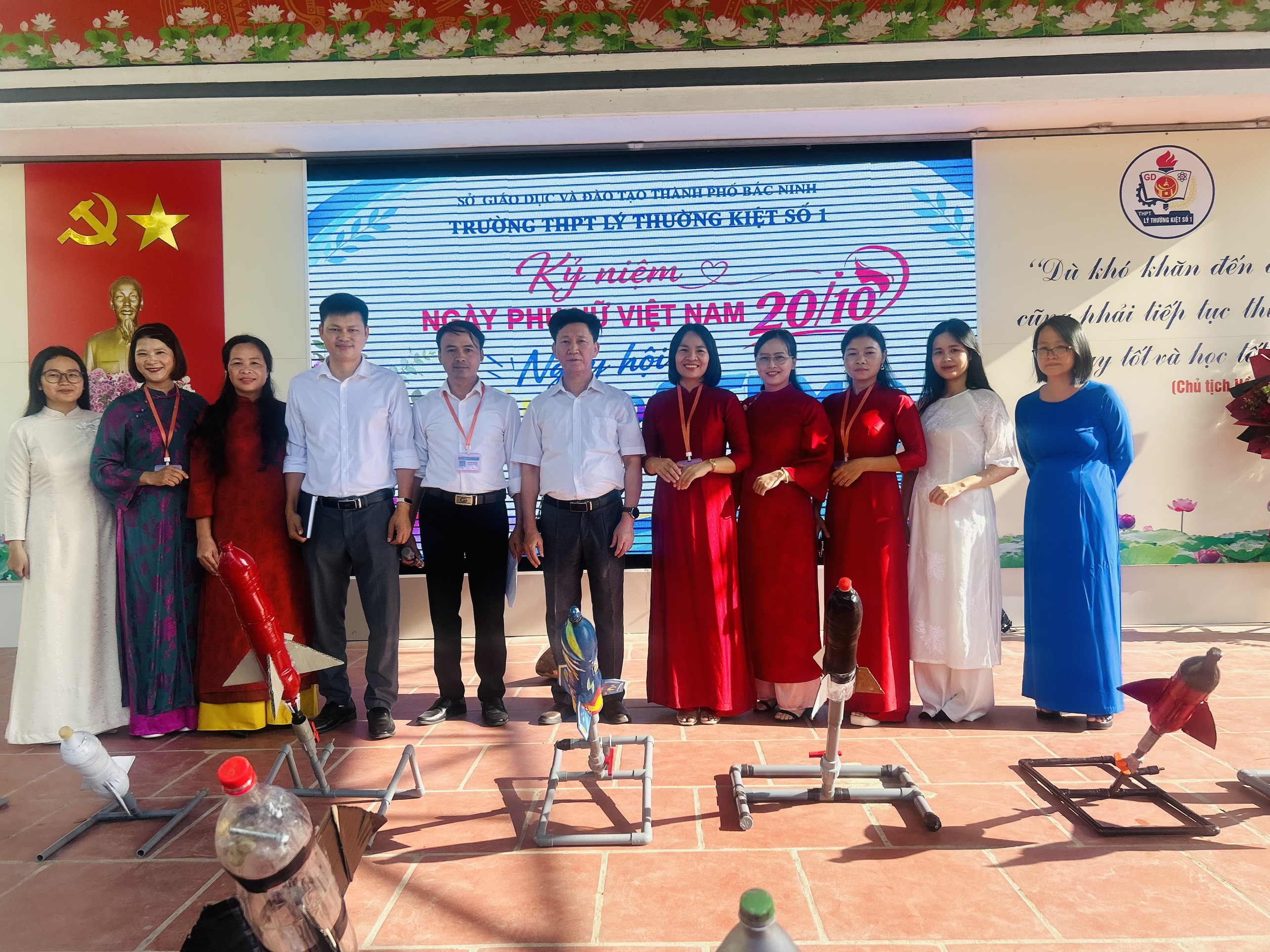 SÔI NỔI NGÀY HỘI STEM – BỨT PHÁ SÁNG TẠO CÙNG NHỮNG CÚ PHÓNG TÊN LỬA NƯỚC|https://thptlythuongkiet.edu.vn/chi-tiet-tin-tuc/-/asset_publisher/8tbjNoHGVxpT/content/soi-noi-ngay-hoi-stem-but-pha-sang-tao-cung-nhung-cu-phong-ten-lua-nuoc